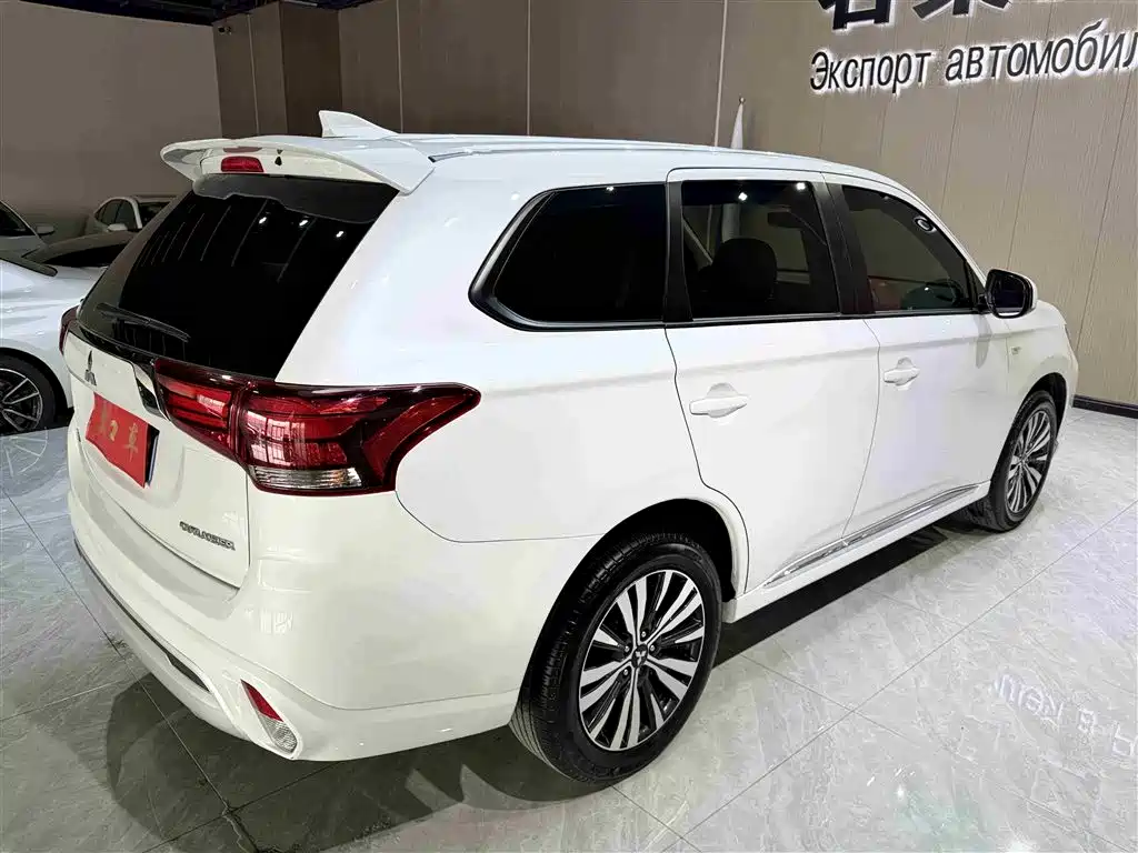 Outlander 2.0 L 2 WD Smooth Travel 5-seat