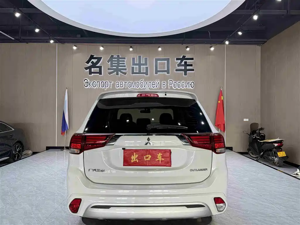 Outlander 2.0 L 2 WD Smooth Travel 5-seat