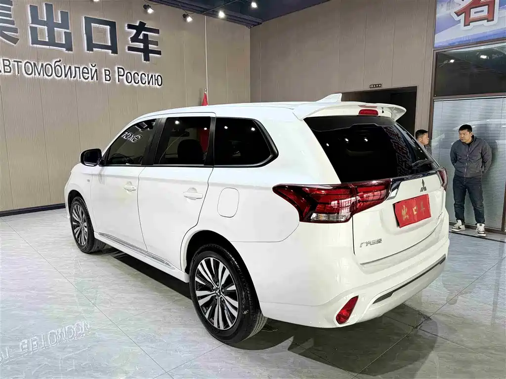 Outlander 2.0 L 2 WD Smooth Travel 5-seat