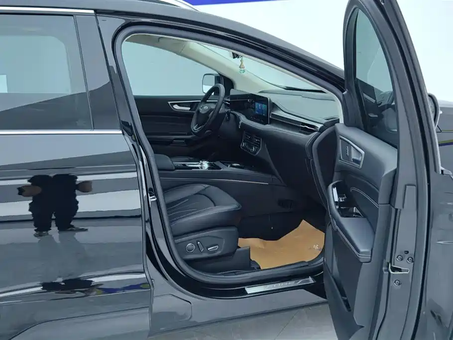 Edge PLUS EcoBoost 245 2 WD Platinum Sharp 5-seat