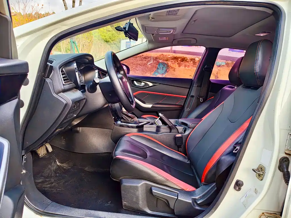 Venucia D60 1.6 L CVT Connected Elite