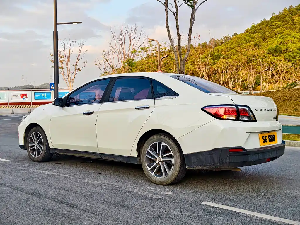 Venucia D60 1.6 L CVT Connected Elite