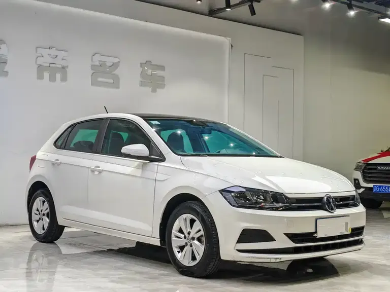 Volkswagen Polo Plus 1.5 L Auto Colorful Tech
