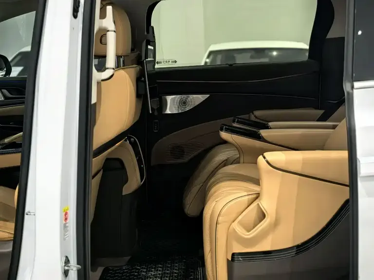 Denza D9 DM-i 970 4 WD Flagship