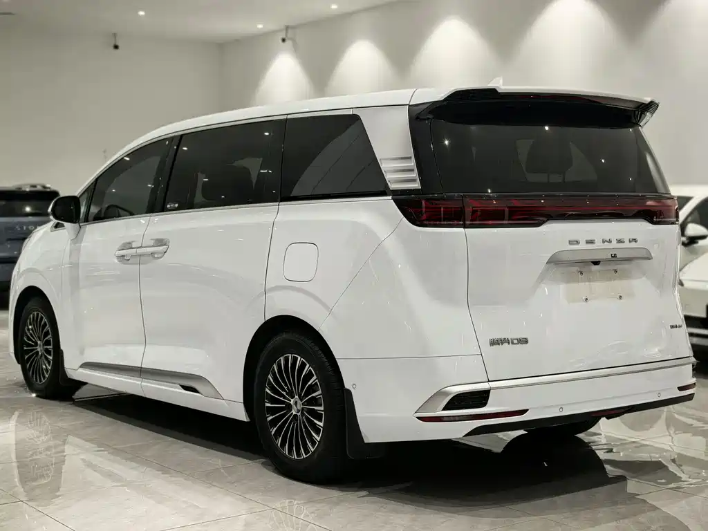 Denza D9 DM-i 970 4 WD Flagship