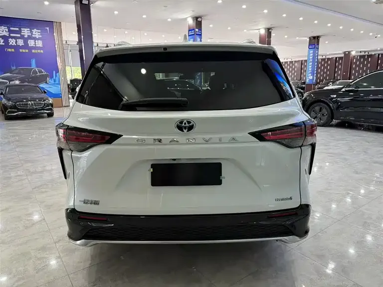 Toyota Granvia 2.5 L Hybrid Distinguished PLUS