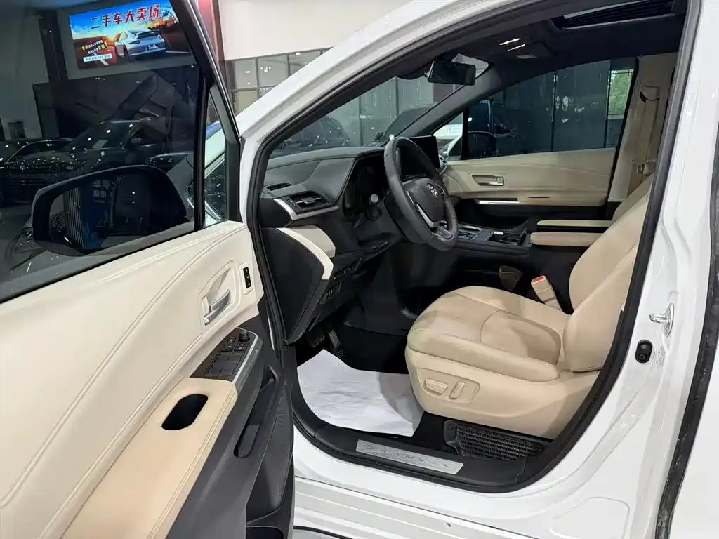 Granvia 2.5 L Hybrid Distinguished PLUS