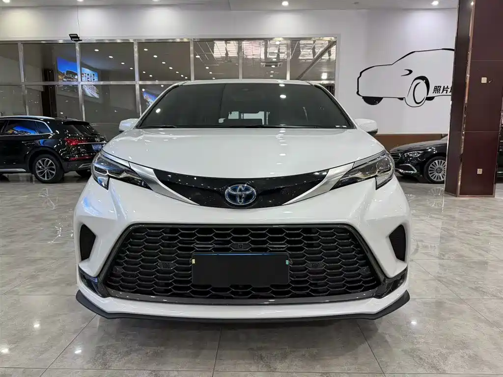 Granvia 2.5 L Hybrid Distinguished PLUS
