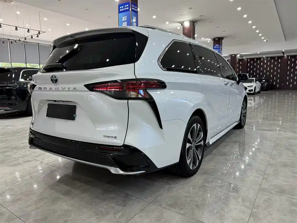 Granvia 2.5 L Hybrid Distinguished PLUS