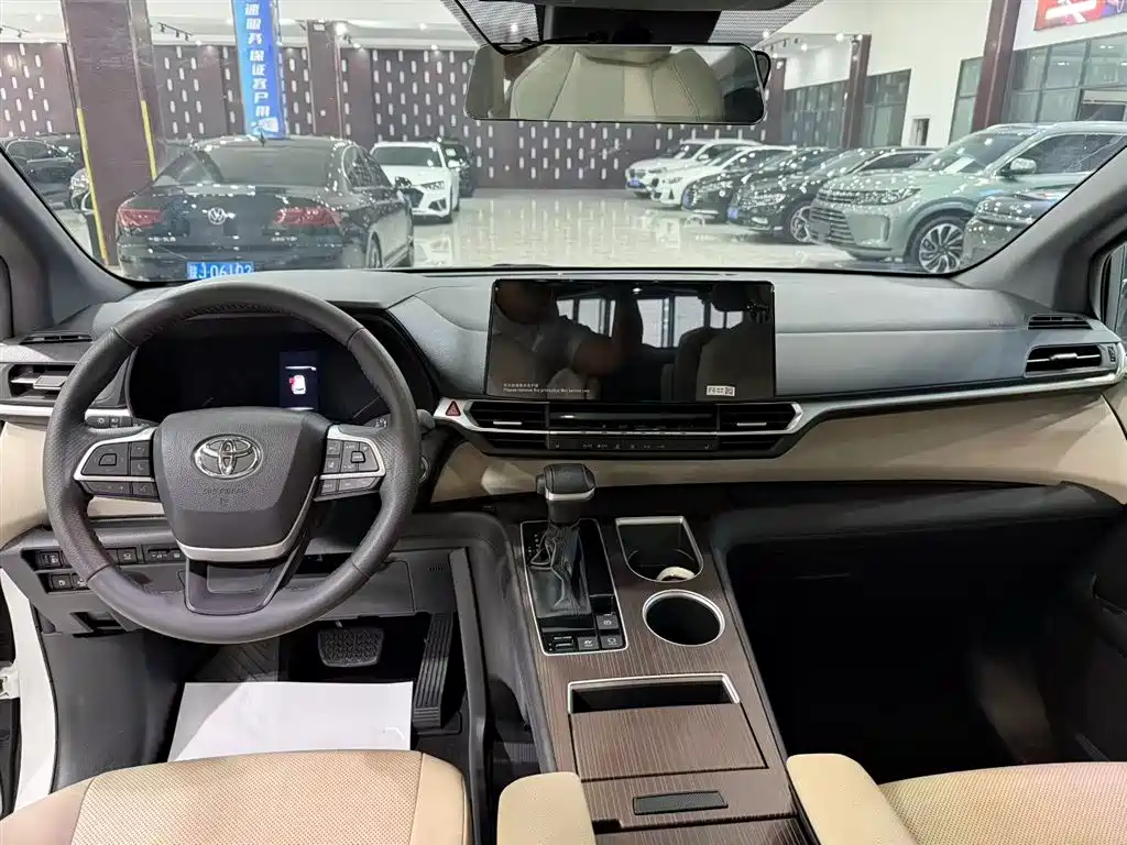 Granvia 2.5 L Hybrid Distinguished PLUS