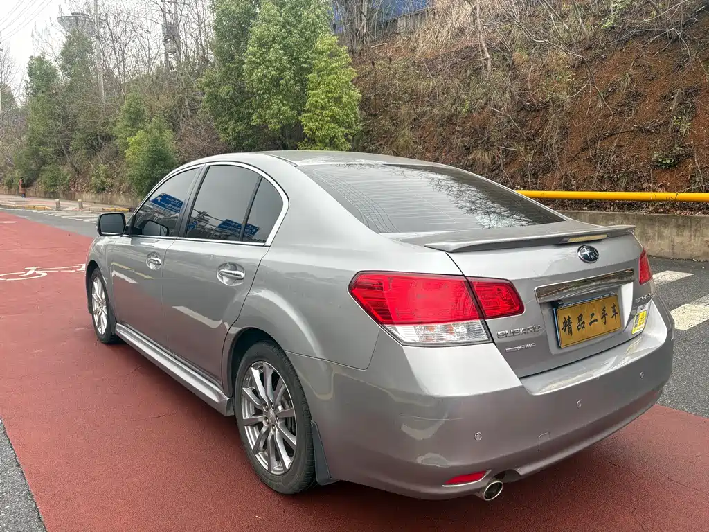 Legacy 2.5 i Luxury Navigation