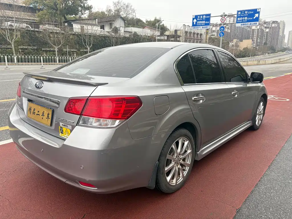 Legacy 2.5 i Luxury Navigation