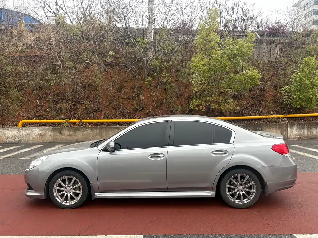 Legacy 2.5 i Luxury Navigation