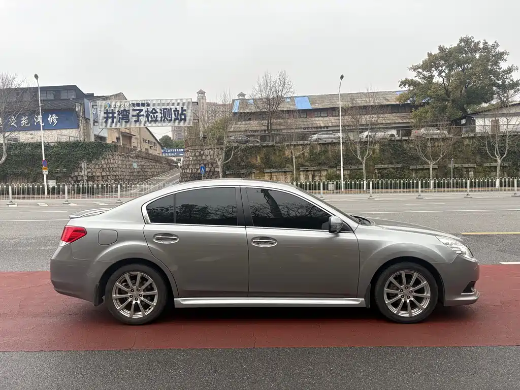 Legacy 2.5 i Luxury Navigation