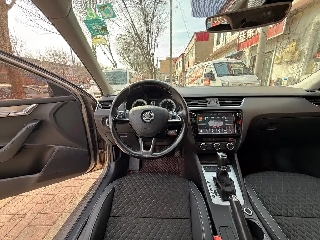 Octavia TSI230 DSG Luxury