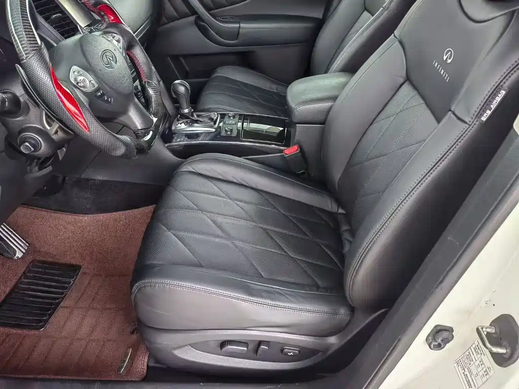 Infiniti QX70 3.7 L Transcend