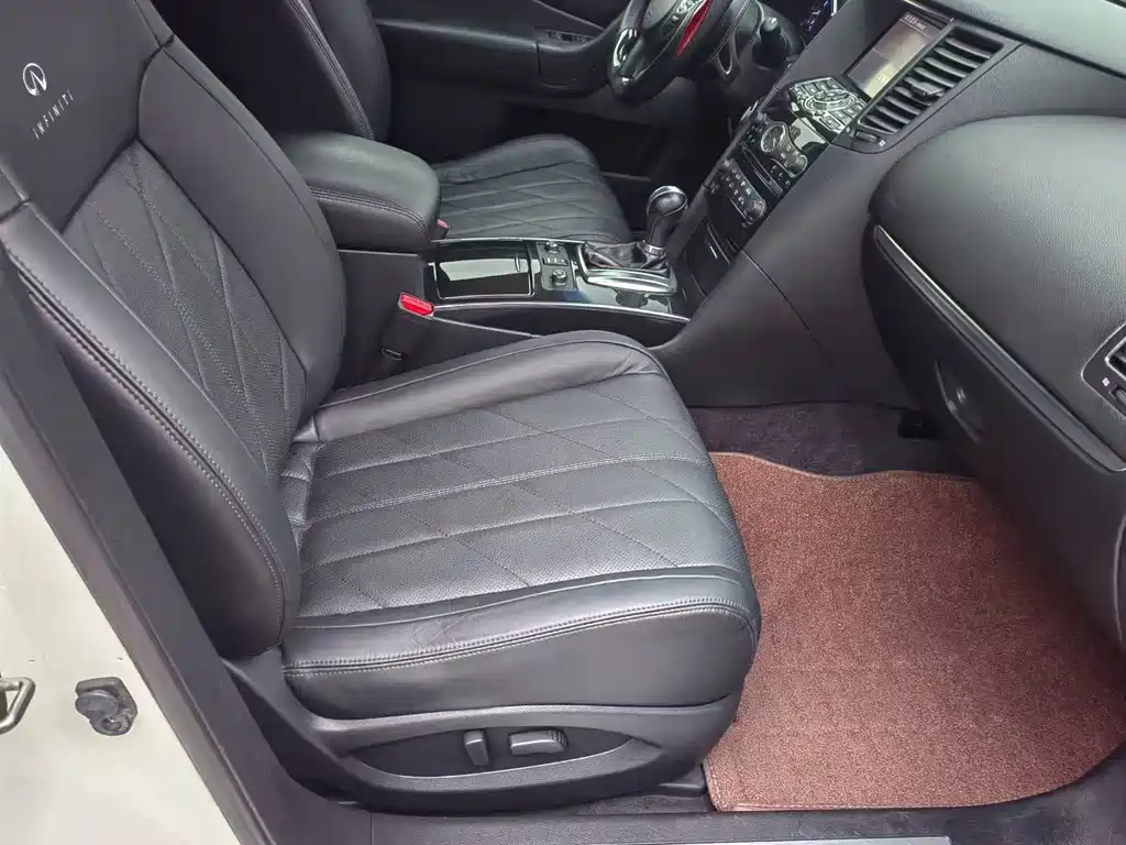 Infiniti QX70 3.7 L Transcend