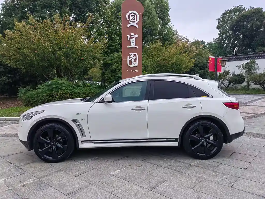 Infiniti QX70 3.7 L Transcend