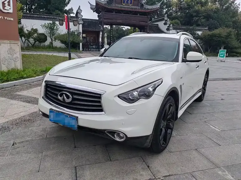 Infiniti QX70 3.7 L Transcend