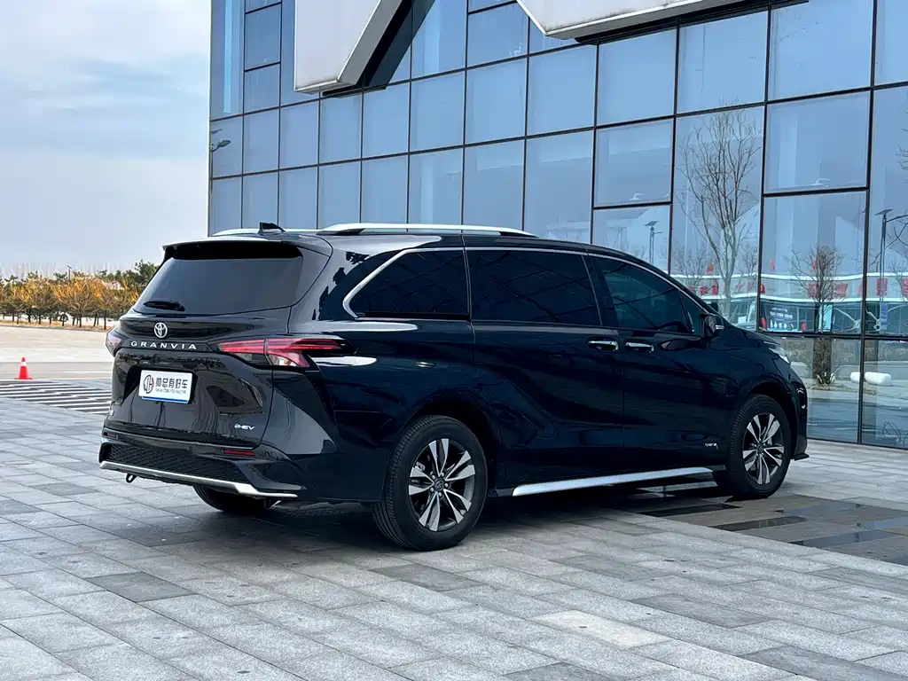 Granvia 2.5 L Hybrid Luxury