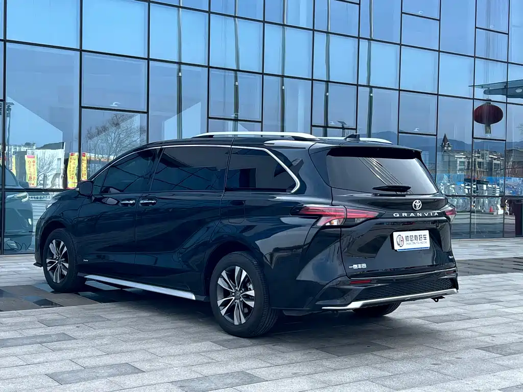 Granvia 2.5 L Hybrid Luxury