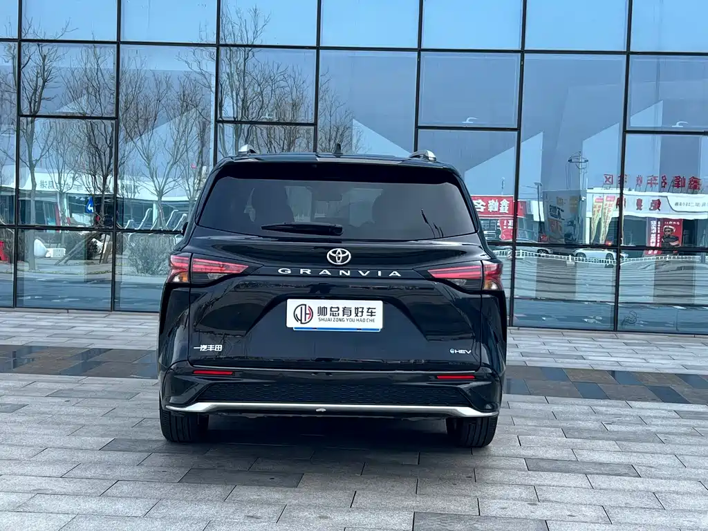 Granvia 2.5 L Hybrid Luxury