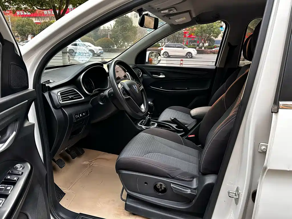 Baojun 730 1.5 L Manual Fashion 7-seat CN-V