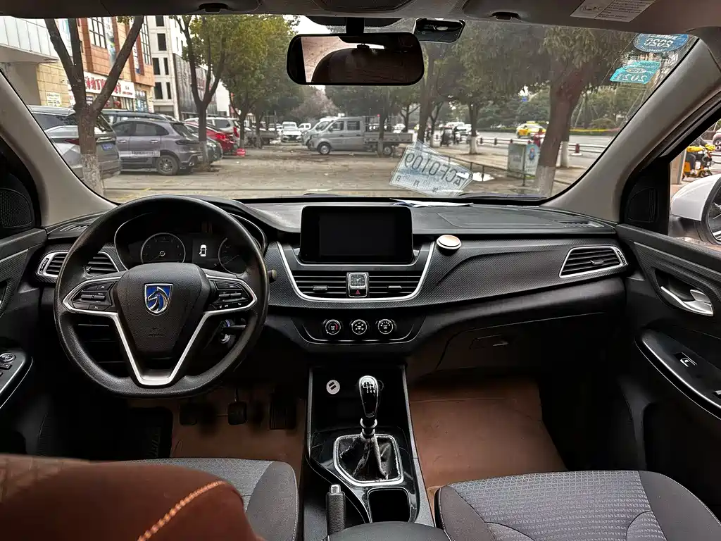 Baojun 730 1.5 L Manual Fashion 7-seat CN-V