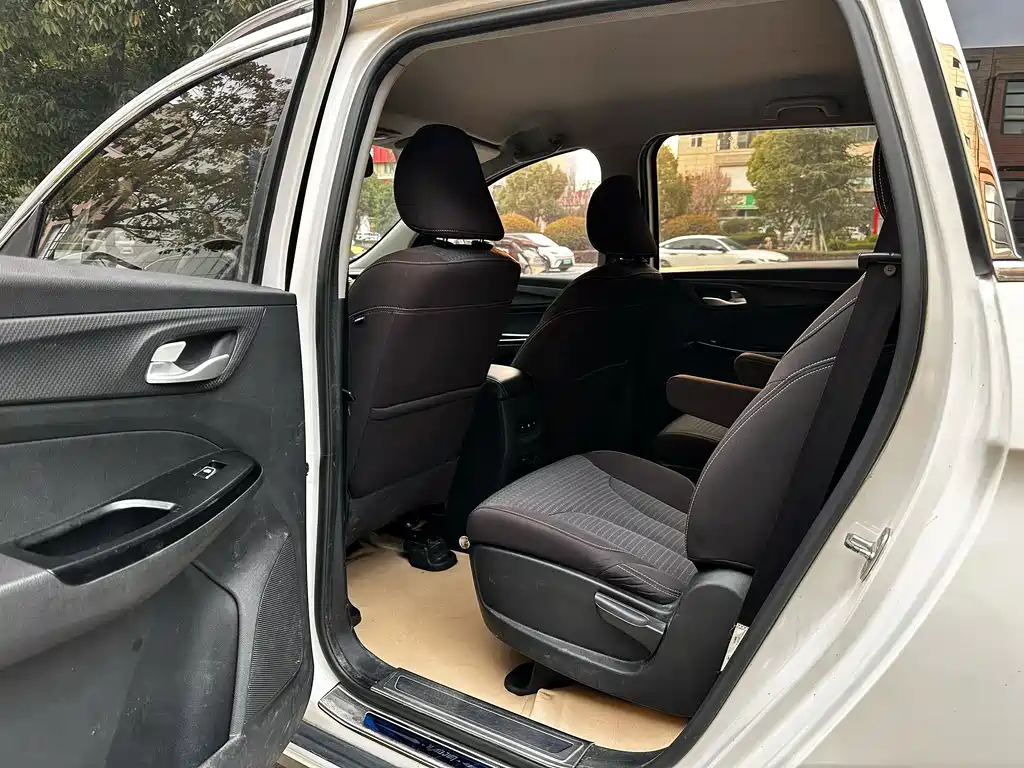 Baojun 730 1.5 L Manual Fashion 7-seat CN-V
