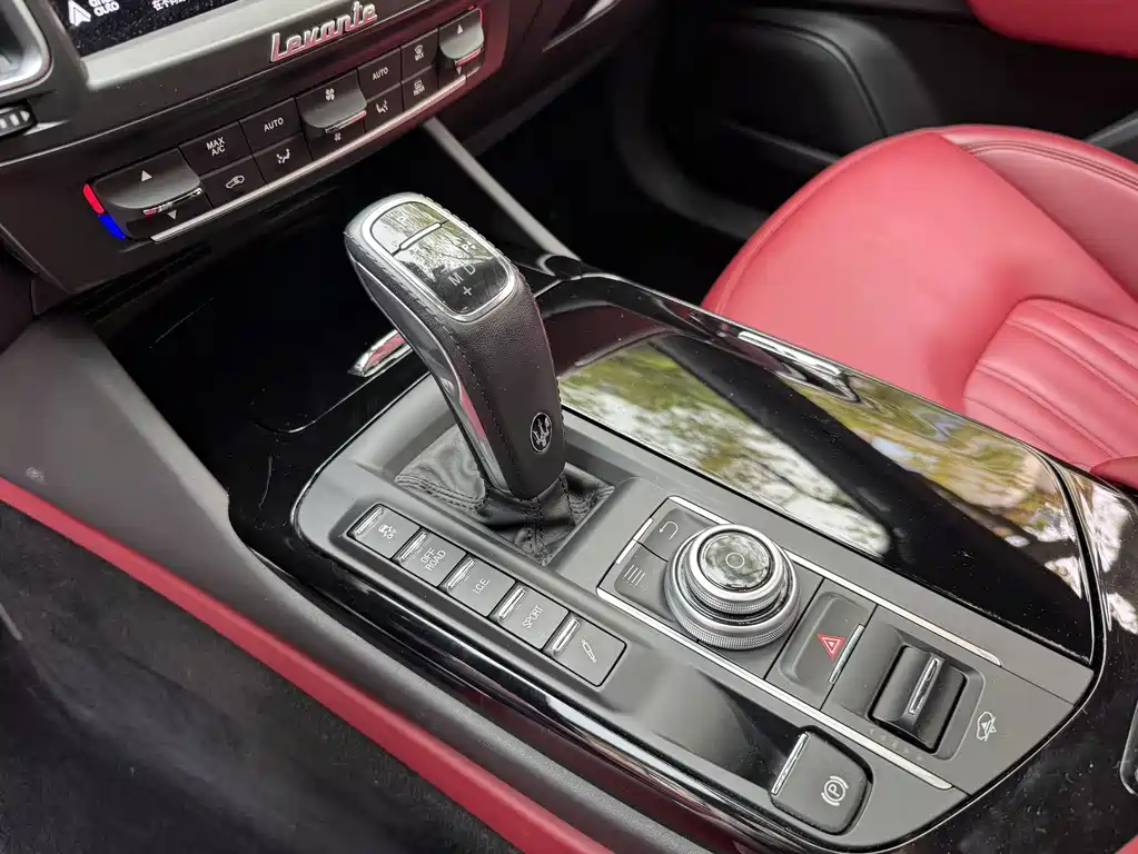 Levante 3.0 T Standard CN-V