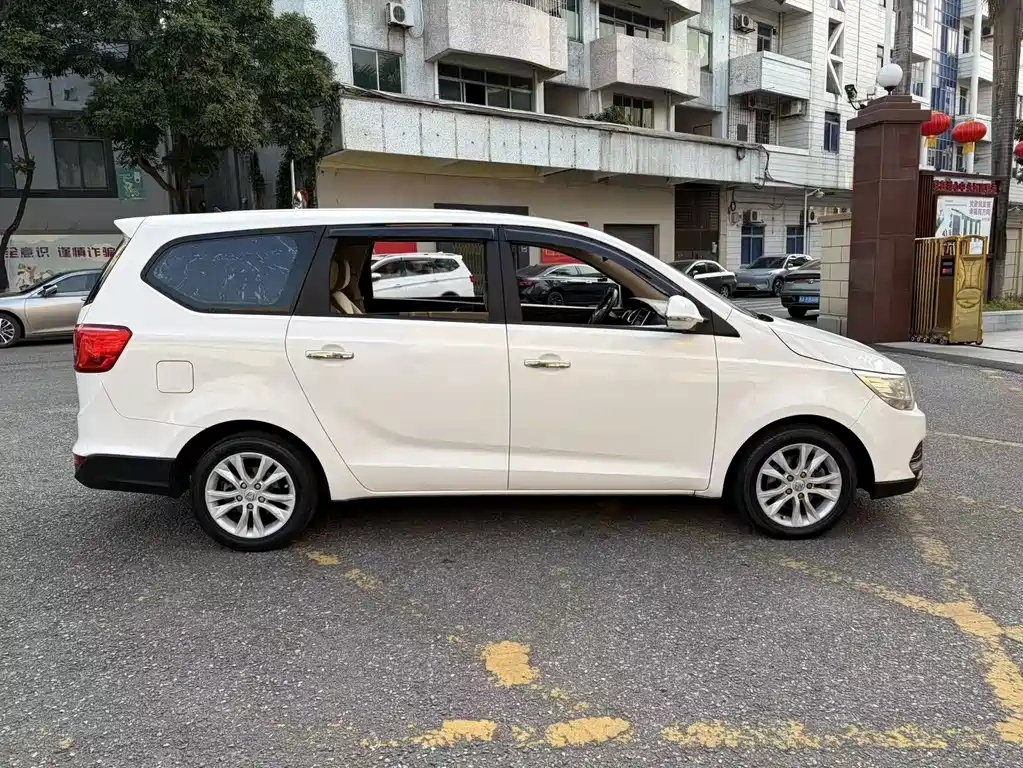 Baojun 730 1.5 L Manual Standard 7-seat
