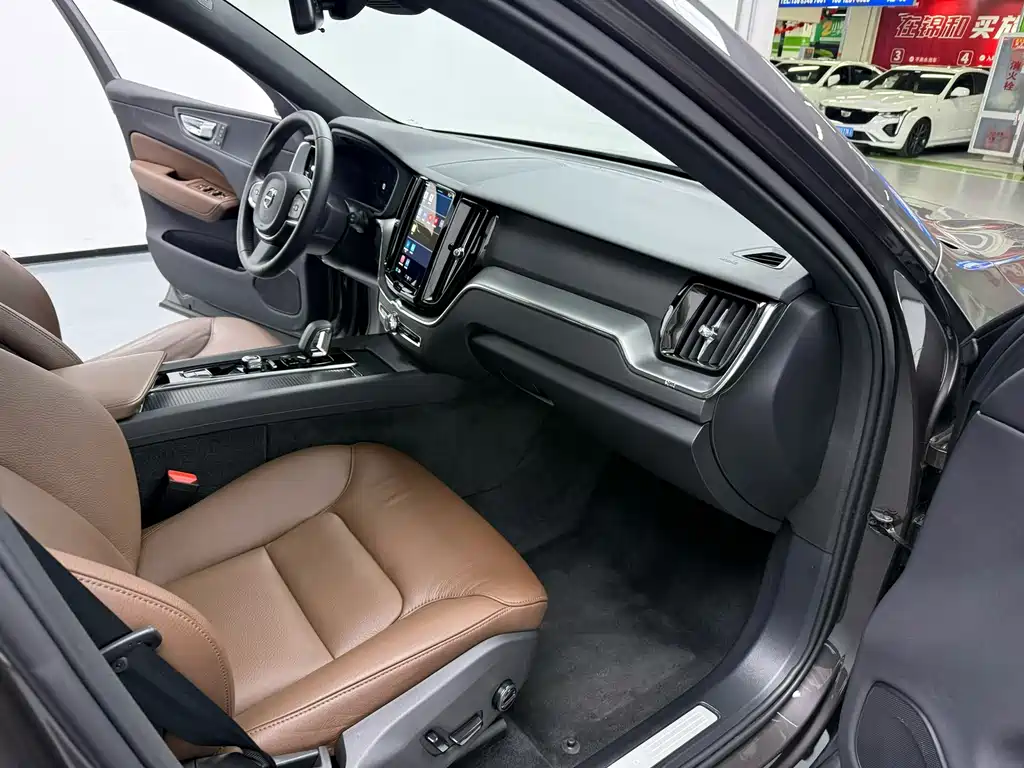 Volvo XC60 B5 4 WD Smart Ease Luxury