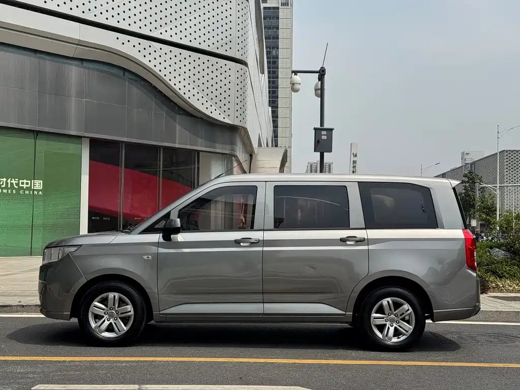 Wuling Hongguang PLUS 1.5 T Manual Comfort 7-seat