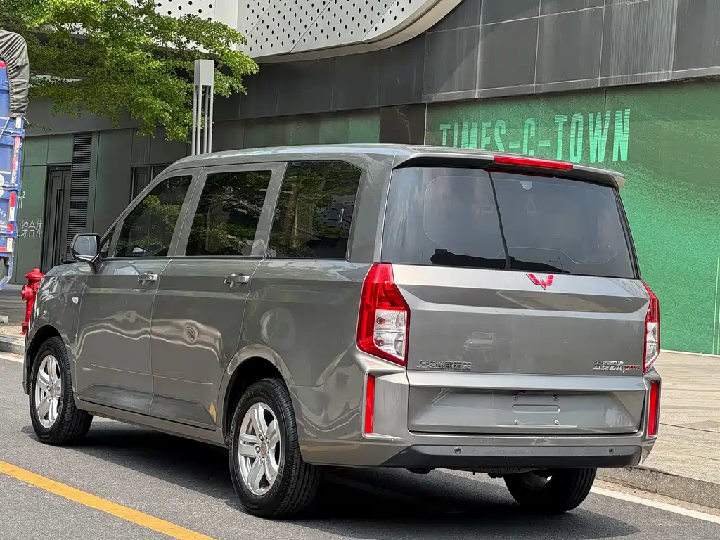 Wuling Hongguang PLUS 1.5 T Manual Comfort 7-seat