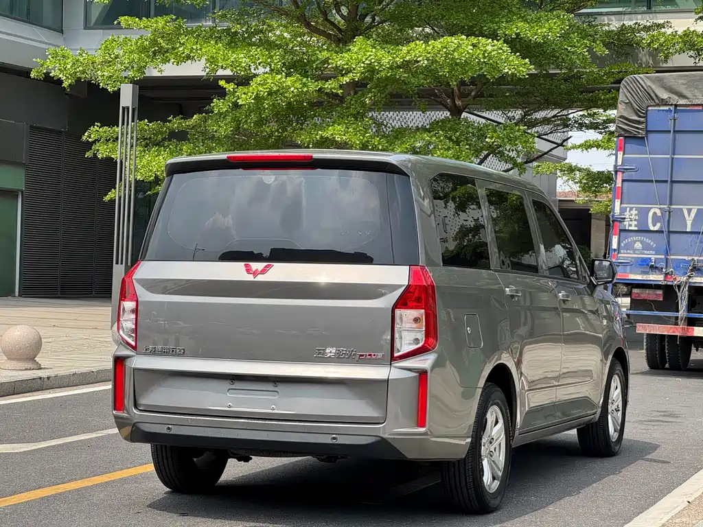 Wuling Hongguang PLUS 1.5 T Manual Comfort 7-seat
