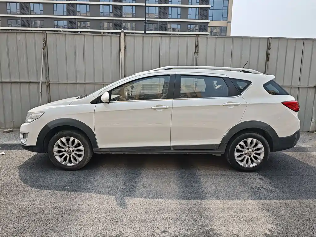 Dongfeng Fengshen AX3 1.5 L Auto Scirocco