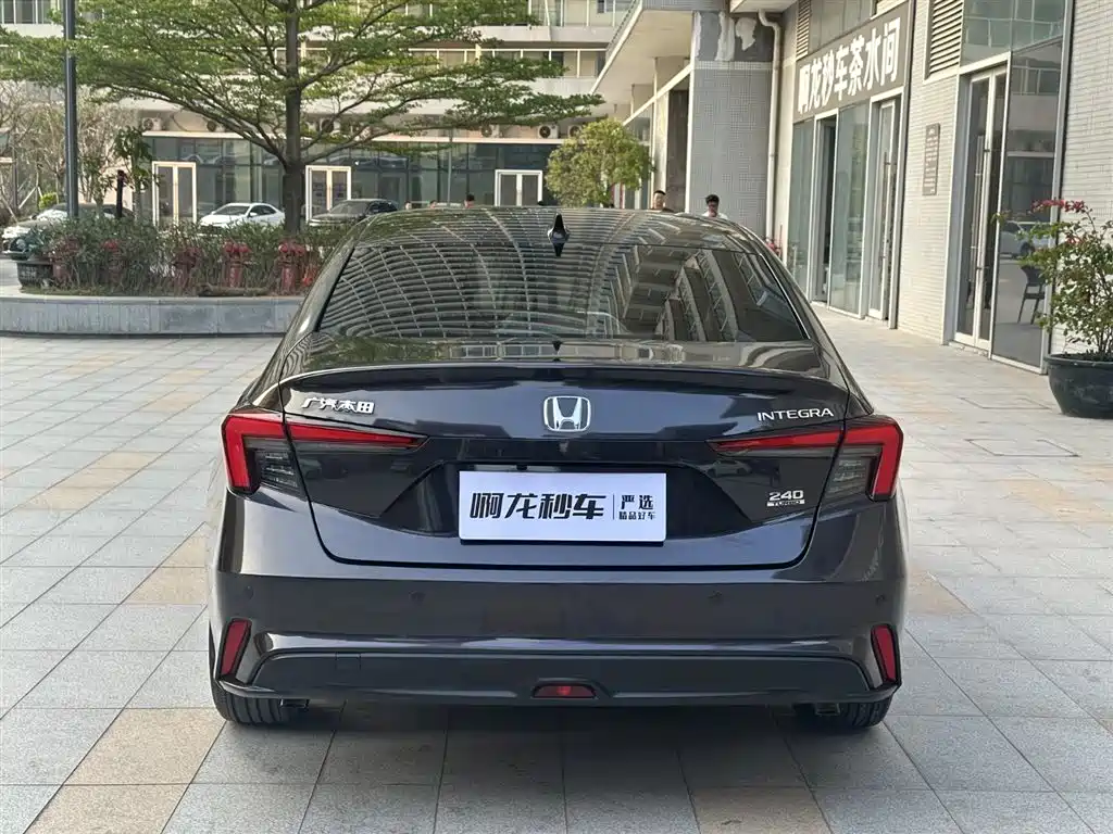 Integra 240 TURBO CVT Luxury