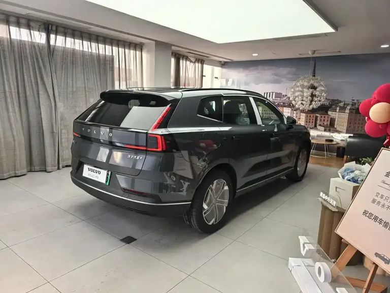 Volvo XC70 PHEV 沃尔沃XC70插电式混动 2026款 四驱超长续航Core