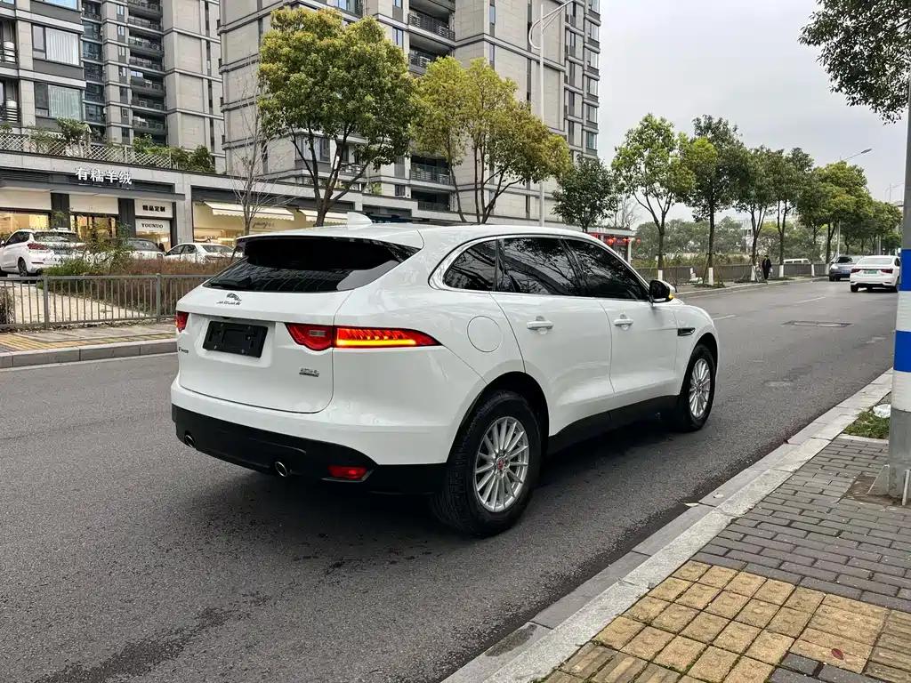 Jaguar F-PACE 2.0 T 4 WD Urban Premium