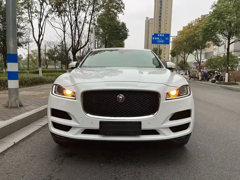 Jaguar F-PACE 2.0 T 4 WD Urban Premium