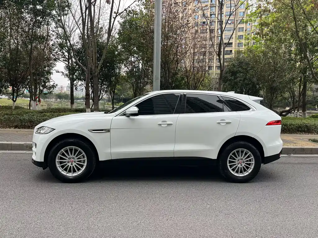 Jaguar F-PACE 2.0 T 4 WD Urban Premium