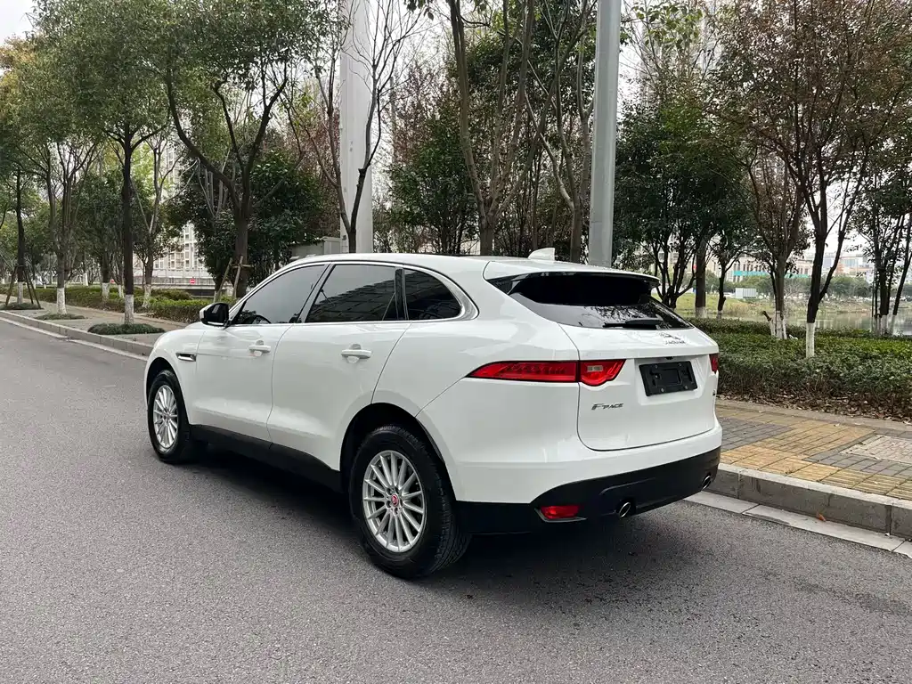 Jaguar F-PACE 2.0 T 4 WD Urban Premium