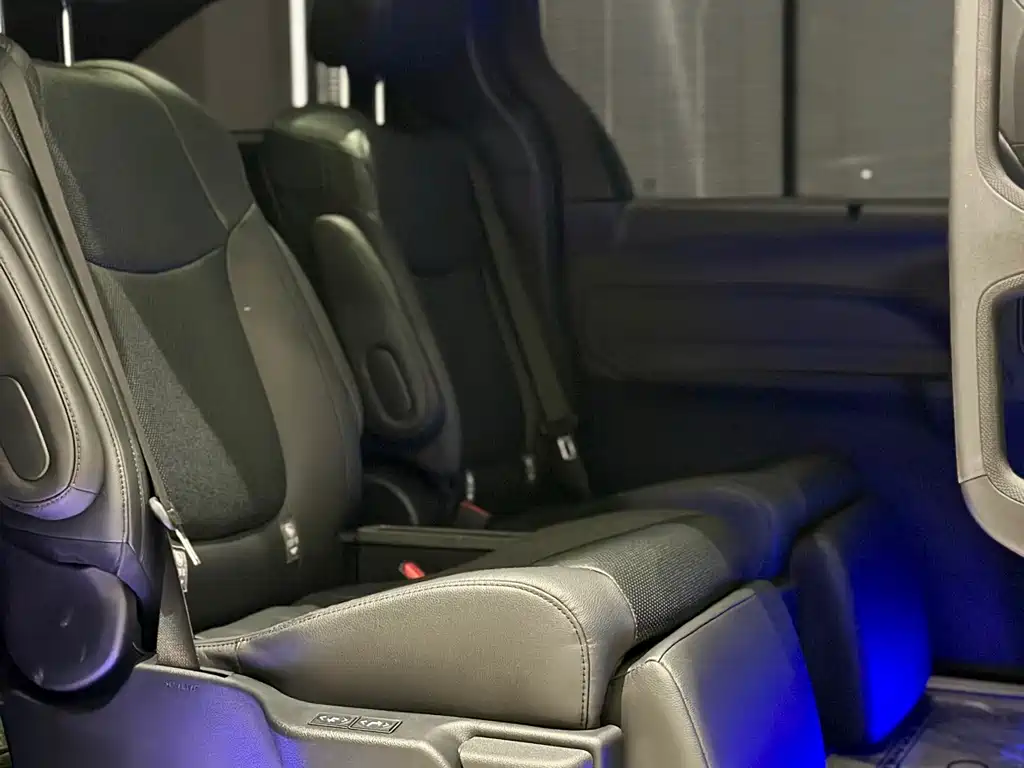 Granvia 2.5 L Hybrid Noble VIP