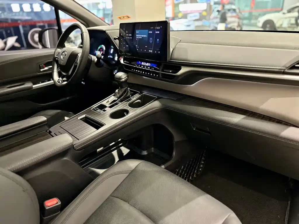Granvia 2.5 L Hybrid Noble VIP