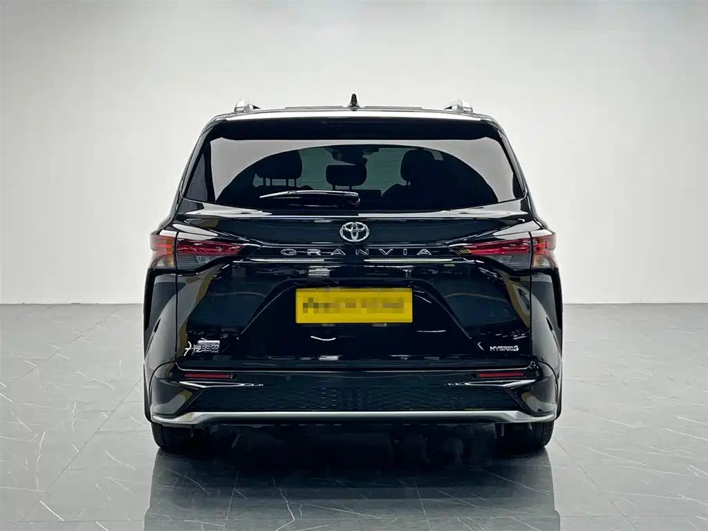 Granvia 2.5 L Hybrid Distinguished PLUS