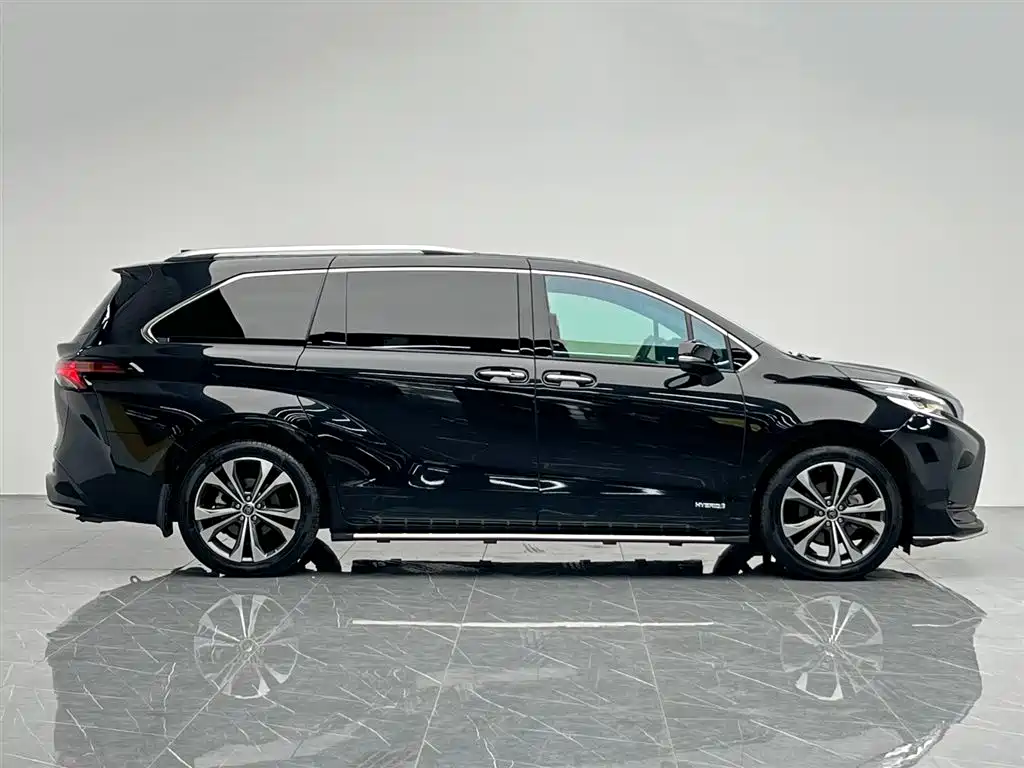 Granvia 2.5 L Hybrid Distinguished PLUS