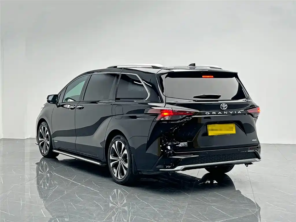 Granvia 2.5 L Hybrid Distinguished PLUS