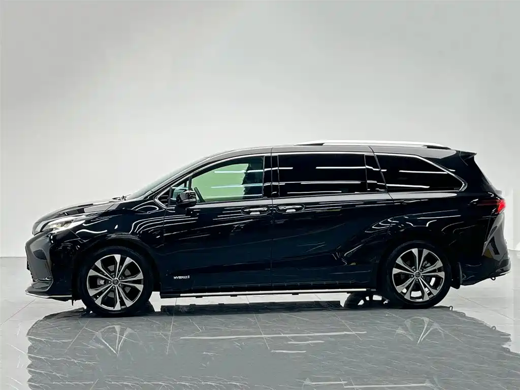 Granvia 2.5 L Hybrid Distinguished PLUS