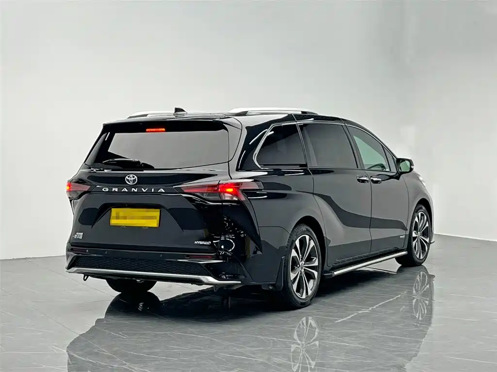 Granvia 2.5 L Hybrid Distinguished PLUS