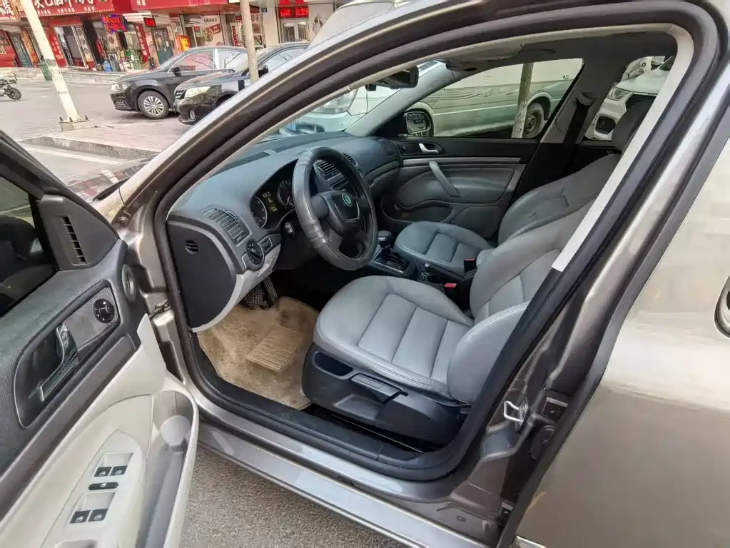 Octavia 1.6 L Auto Yijie